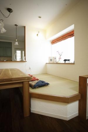 ダイニングテーブル横にも畳コーナー