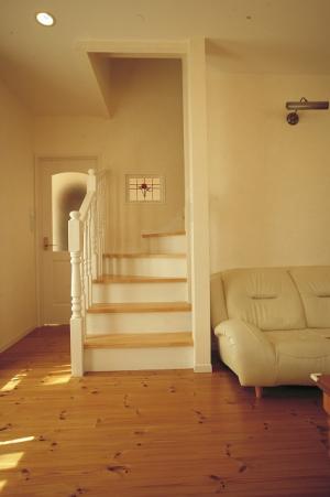 階段を下りたら心地よい光が注ぐリビングルームです。