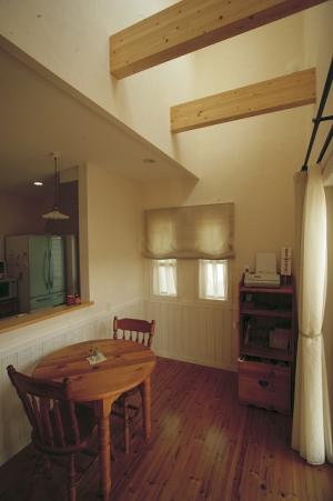 吹き抜けは開放的な気持ちにさせてくれます。