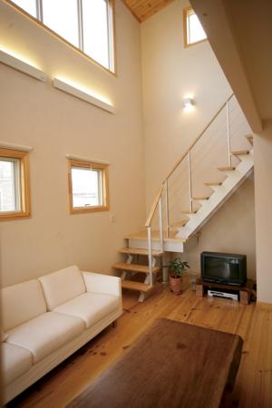 モダンなスリット階段が空間を引き締めてくれます。