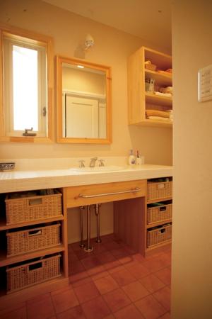 モザイクタイルで作った洗面化粧台、小物はカゴに入れて収納します。