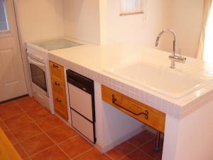 手作りキッチン。奥にはロジェールの一体型オーブンコンロが。