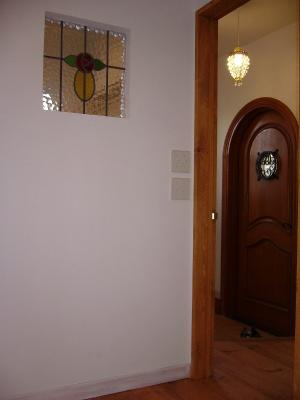 奥様が買ってこられたステンドグラスです。太陽の明かりでいろんな色を見せてくれます。