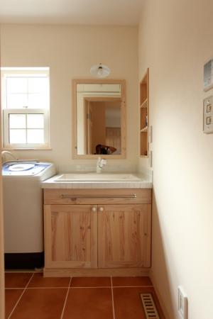 こちらも手作りの洗面化粧台、ナチュラルな雰囲気がいいですね。