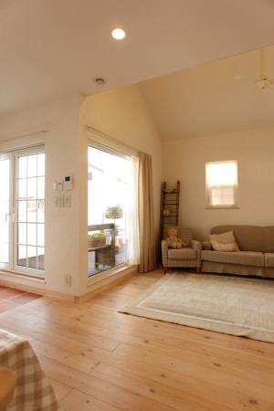 開放感あふれるリビングダイニング。淡いホワイト色で柔らかい感じになりました。