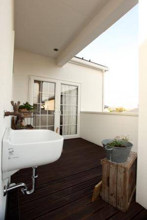 広いバルコニーはバーベキューも楽しめます。シンクを付けて水やりや外洗いも便利に。