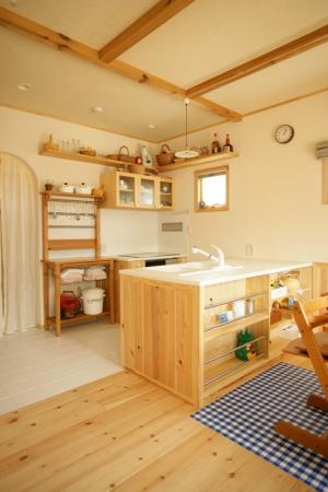 無垢のパイン材で作ったオリジナルキッチン、吊戸棚やも素敵です。