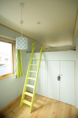 子供部屋にはロフトベッドを、ベッドはつながっています。照明もかわいいですね。