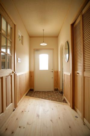 玄関床にはレンガを敷き、素朴で味わいのある雰囲気になりました。