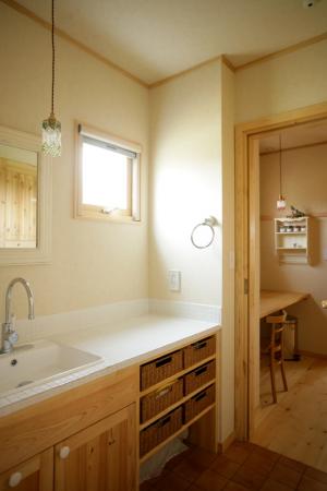 奥の部屋は奥様のミシンコーナー、キッチンから真直ぐの動線がとれました。