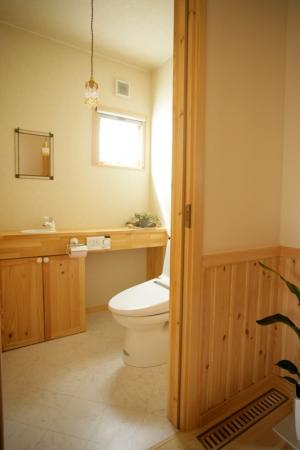 ゆとりあるトイレになりました。ビーズランプもかわいいですね。