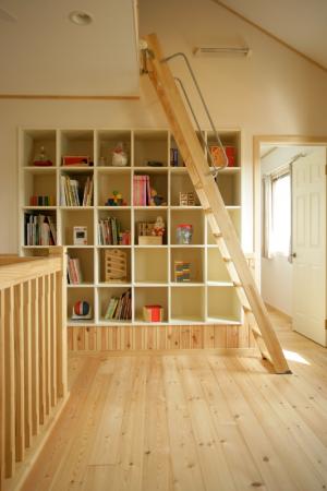 2階のフリースペース、そこから階段でロフトへ。