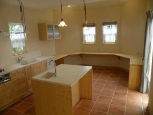 Ｉ型キッチンとアイランドカウンタ
ナチュラルカントリーな雰囲気が素敵です。