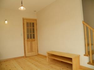 テレビ台の奥は階段下に入っていて奥行の深い、ＤＶＤプレイヤーなどを収納します。