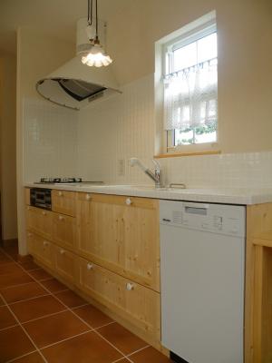 パイン面材でのオリジナルキッチンです。【ﾐｰﾚ】の食洗機は深型で使い易くとても人気があります。