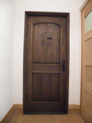 アッシュ材の無垢玄関ドアです。真ん中の覗き窓が可愛いですね。