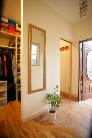 玄関と玄関ホール。奥はシューズクロークになっています。コートや上着も掛けておけるのがとっても便利！