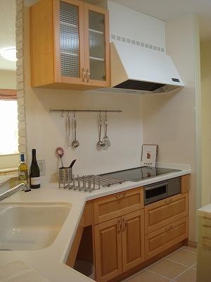 オーダーキッチンは木目の自然な表情が美しいメープル。カラーをミディアムオレンジにすることで可愛らしく明るいキッチンになりました。