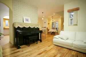 リビングからダイニング方向を見ています。ブリックタイル貼の壁がアクセントになっています。