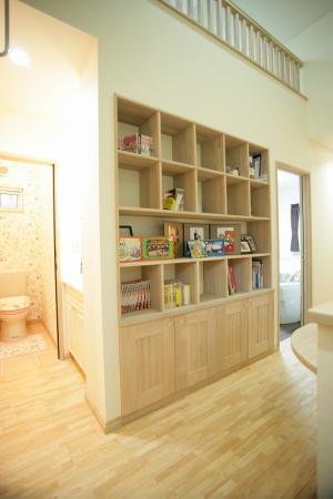 二階のファミリースペースには大容量の本棚を設置。本が増えても安心ですね！