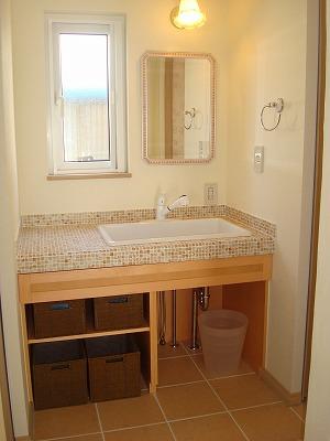 大理石調のモザイクタイルで作った天板が素敵な洗面化粧台。