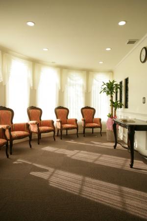 歯科医院の待合室です。ソファー、素敵ですね