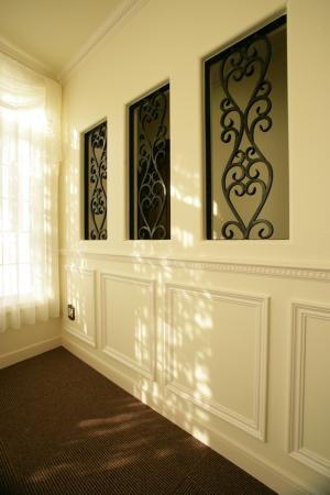 待合ルームへアイアンの飾り開口を入れ、廊下への明かりもとりこめますね。