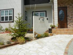 表札、ポスト、インターフォンを設置した壁です。玄関周りと同じタイルをアクセントに統一感を出しています。