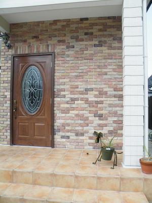 エレガントな印象の玄関ドア。とても大切なポイントになっています。