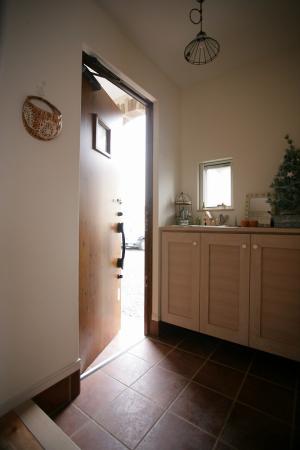 玄関の靴収納と写真には写っていませんが右側には折れ戸の収納が。家族の靴をたっぷり収納できますね！棚の上のディスプレイも可愛いです♪