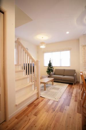 玄関を入ってリビング＆ダイニングへ。明るく気持ちの良い空間です。