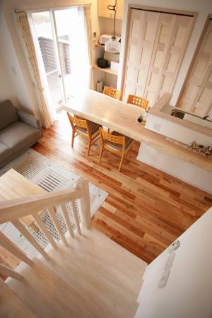 階段からキッチンを見ています。背面にはたっぷりの収納を造り付けました。