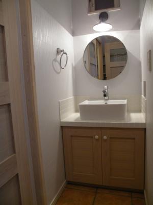 手作りの洗面化粧台です。丸いミラーキャビネットもかわいいですね。