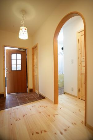 玄関を入ると木のいい香りがします。パインのフロアがナチュラルな雰囲気。右側はシューズクロークです。