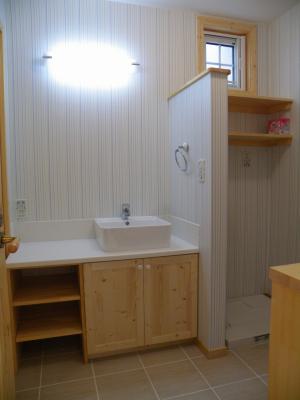 洗面化粧台は手作りのオーダーメイドです。ストライプ柄のクロスもカワイイ！