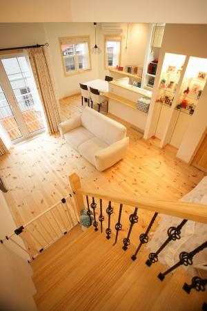 階段からリビング、ダイニングを見ています。オープンで開放的な空間になりました。