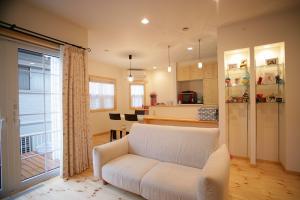 リビングです。照明を組み込んだガラスの飾り棚が素敵ですね！