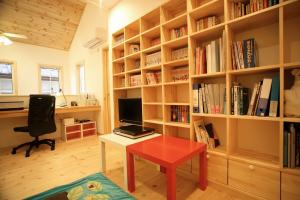 吹抜けから階段を見ています。手すりの二階のファミリールームは吹き抜けを望む開放的な空間です。ここに家族のデスクと本棚を造り付けました。