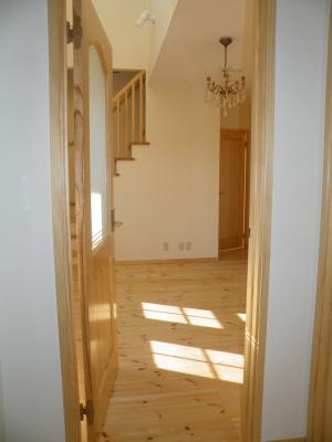 玄関ホールからドアを開けると気持ちのいいリビングへと続きます。