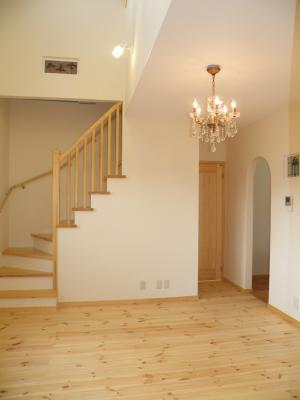 無垢のパインフロアが気持ちいい開放的なリビング。階段も絵になります。