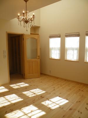 南側に並んだ三つの上げ下げ窓も可愛いですね♪