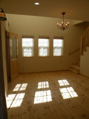 リビングのシャンデリアも素敵ですね♪