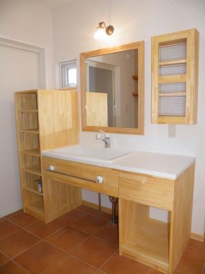 オリジナルの手作り洗面台。パーツもすべて一から選んで作りました。可愛らしさも機能性もバッチリです。