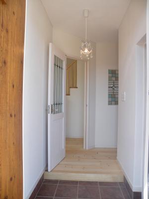 玄関を入ると白い空間がお出迎え。ステンドグラスも素敵ですね！