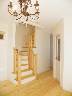 リビング階段は木製のナチュラルなもので。足触りも気持ちいい！