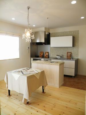 明るいダイニングキッチン。モザイクタイルと手作りのカウンターでオリジナルキッチンになりました♪