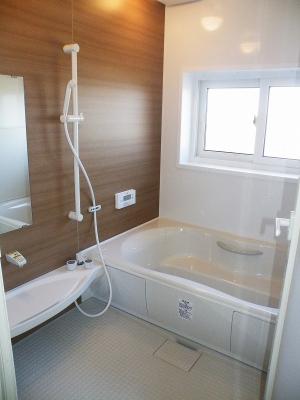 シックな模様を選んで落ち着いた雰囲気の浴室です。リラックスできそうですね♪