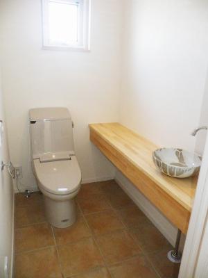 通常よりも広めにとったトイレスペース。手作りの手洗いカウンターを付けてオリジナルな空間に。