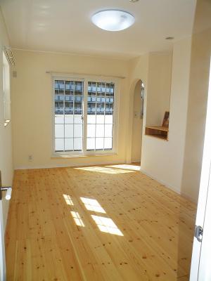 パインの無垢材フロアが明るく気持ちの良い寝室。奥には書斎スペースも作りました。