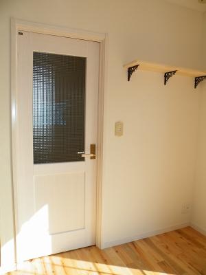 オリジナルの洗面化粧台は収納もたっぷり！パステルカラーのモザイクタイルが爽やかな水回りを演出します。